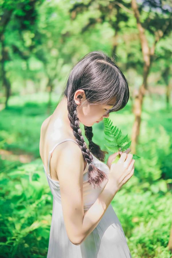 上海美女伴游预约学生哈园菡